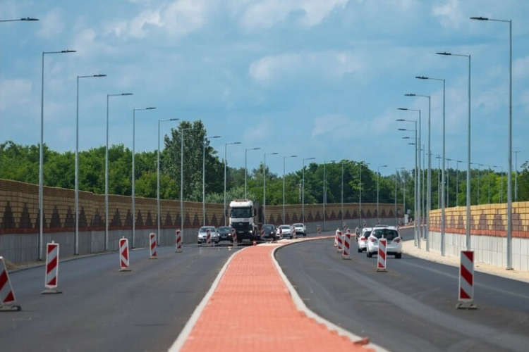 Már áll a zajvédő fal Győr határában