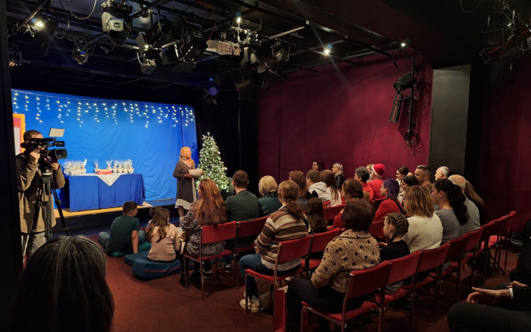 Megható pillanatok a Vaskakasnál: több száz gyermeknek varázsoltak mesét a jószívű felnőttek