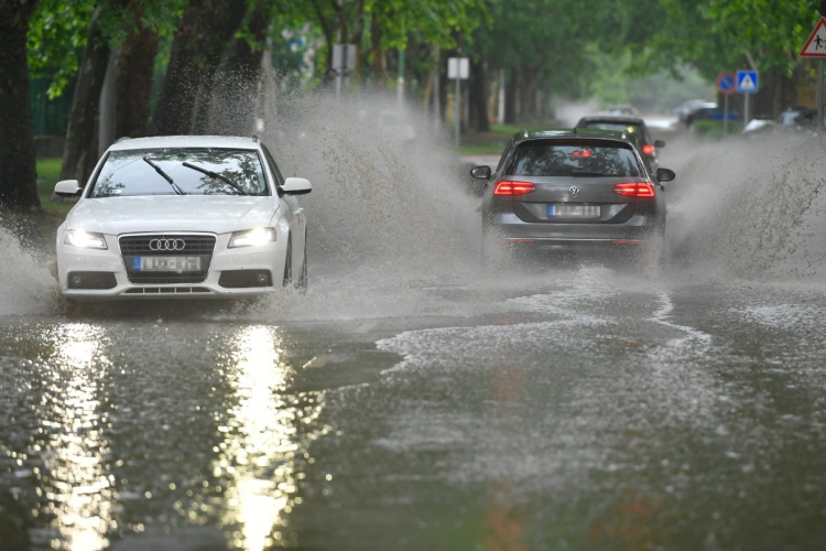 Felhőszakadás és jégeső is jöhet hétvégén 
