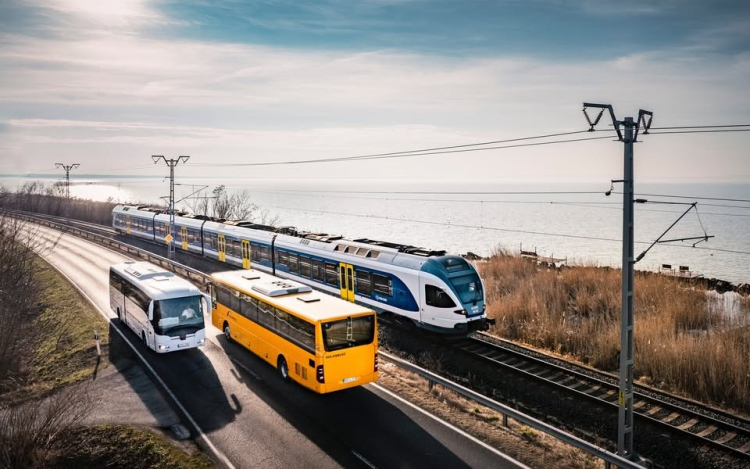 Vonat helyett buszok járnak ma