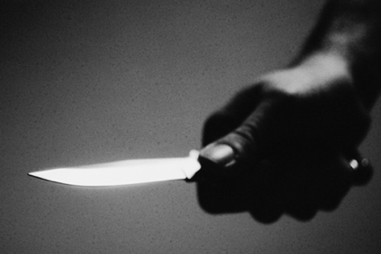 Konyhakéssel szúrta meg szívtájékon falubelijét egy bakonyoszlopi férfi