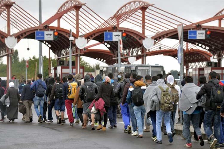 Csaknem 9500 migráns lépte át a magyar határt szombaton