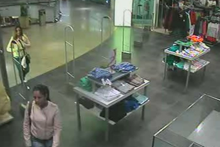 Férfi pólókat loptak 