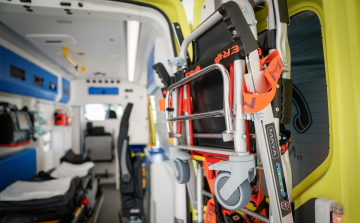 Új mentőautót kapott a győri állomás is