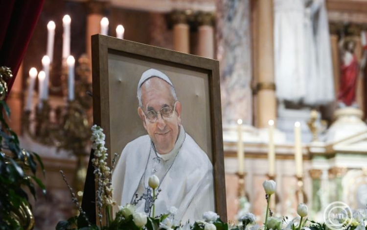 Ferenc pápa halála – magyar püspökök misét mutattak be az egyházfőért