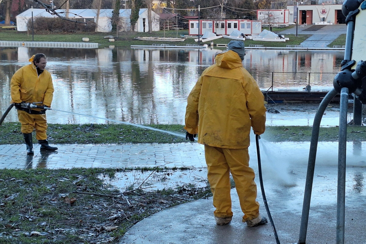 Így takarít a Győr-Szol a városi folyópartokon az árhullám után