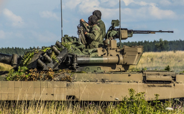 Orosz tankokat és páncélozott járműveket kapott Szerbia