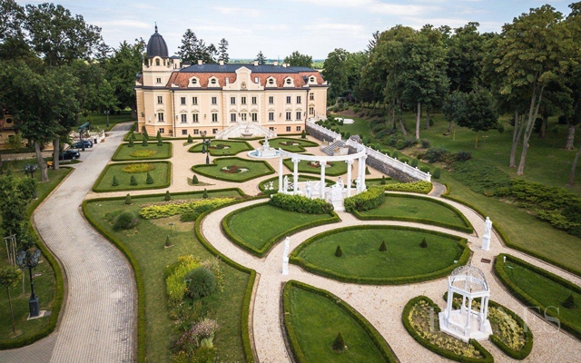  8 milliárd 171 millió forintért adja el kastélyát a magyar származású milliárdos 