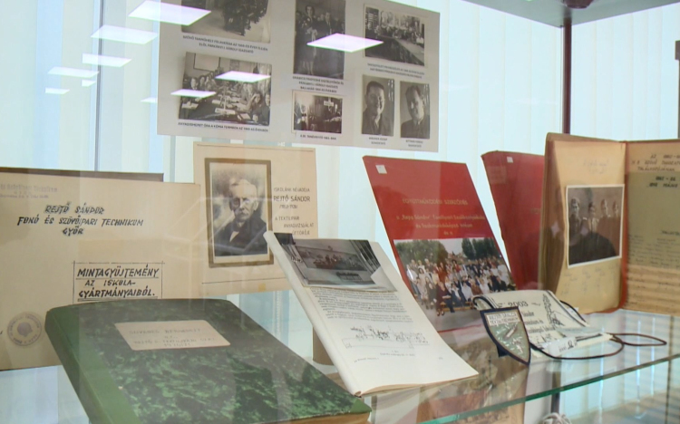 Emléket állítottak Győr textiliparának