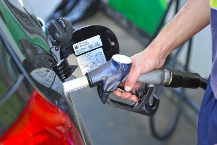 Árzuhanás: 10 forinttal olcsóbb lett a benzin