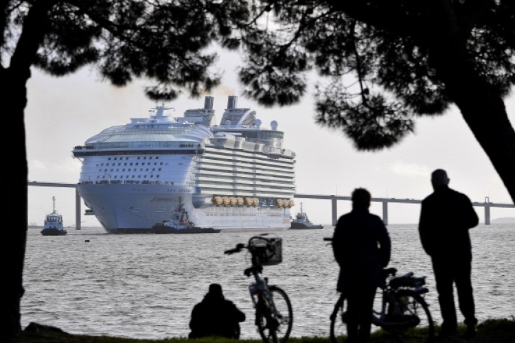 Útnak indult a világ legnagyobb tengerjáró hajója