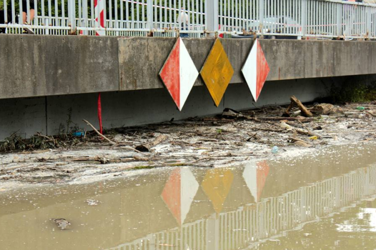 Árvíz - Hidat, utat zártak le Győrben