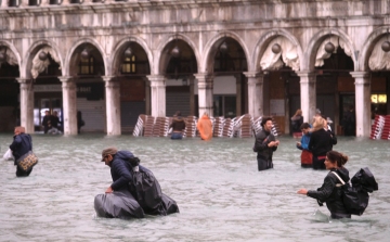 10 éve nem emelkedett meg ennyire a Canale Grande vízszintje - Halálos áldozatok a viharban