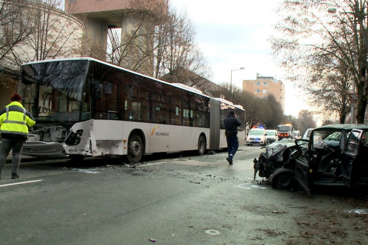 Busszal ütközött egy autó Győrben