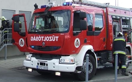 Tűzoltóautó és személyautó ütközött Győrben 