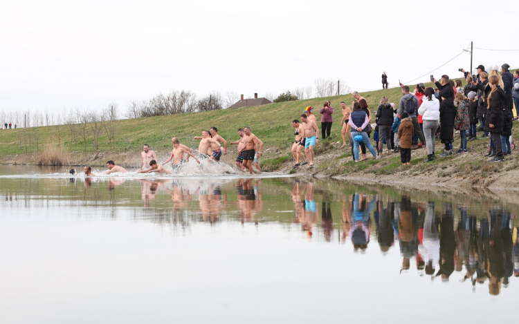 Téltemetés fürdéssel a Mosoni-Dunában