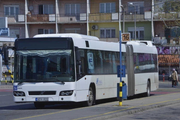 Fiatal lányok loptak el egy buszt Sándorfalván