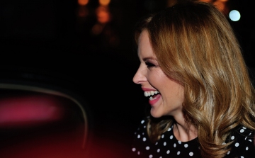 Meglepetés: Kylie Minogue ezzel a színésszel lendül túl jegyessége felbontásán
