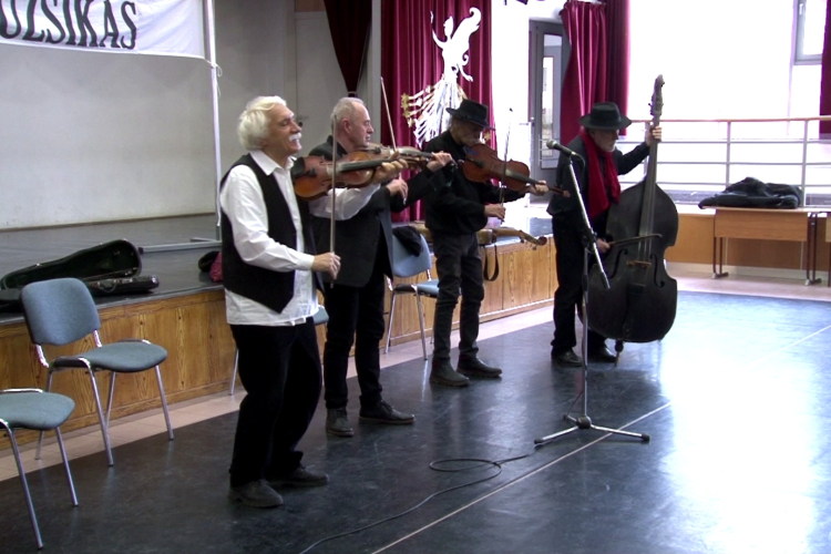 Rendhagyó énekóra a Muzsikással