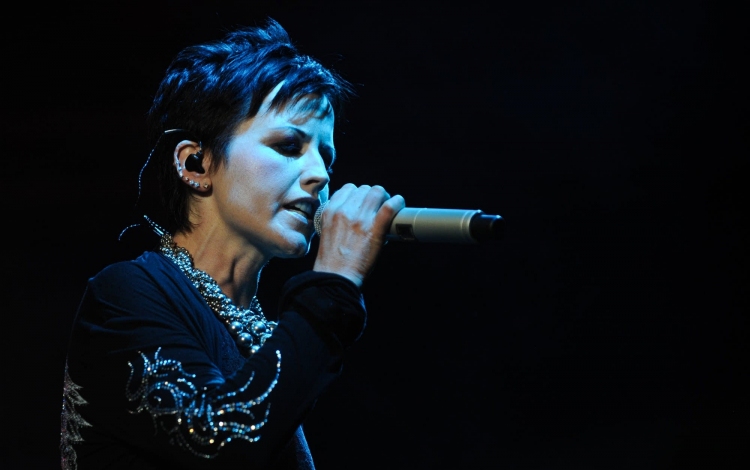 Elhunyt énekesnője hangjával fejezi be új albumát a Cranberries 