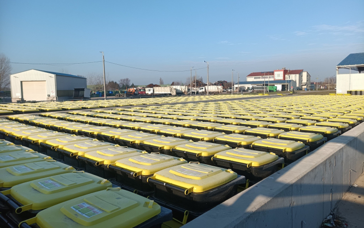 Várhatóan februárban osztják a sárga fedelű kukákat