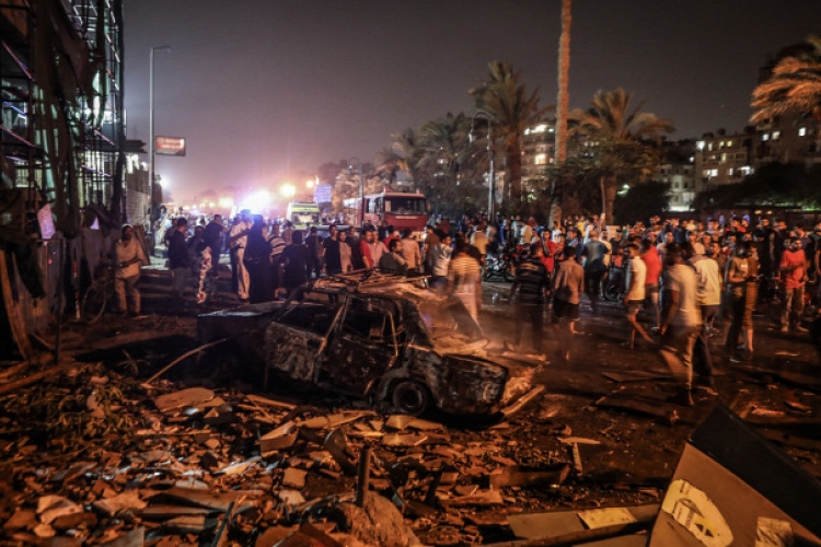 Autók robbantak fel Kairóban miután egy súlyos baleset történt, sok a halott, sokan megsérültek