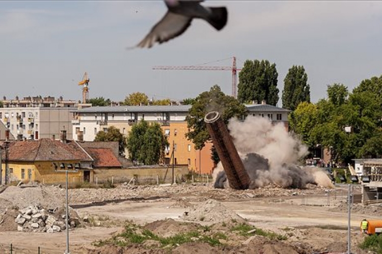 Robbantással bontották le a volt győri olajgyár kéményét