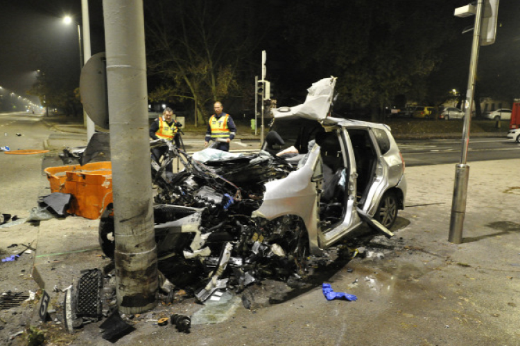 Halálos baleset a fővárosban: oszlopnak hajtott, majd kigyulladt egy autó