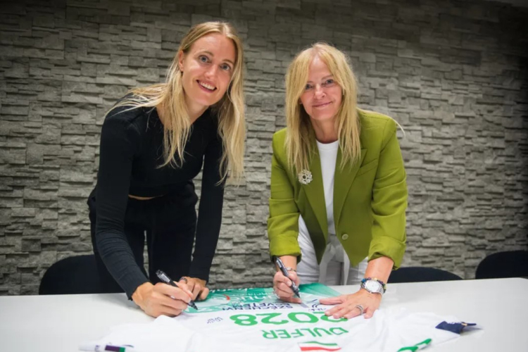 Kelly Dulfer két évvel hosszabbított