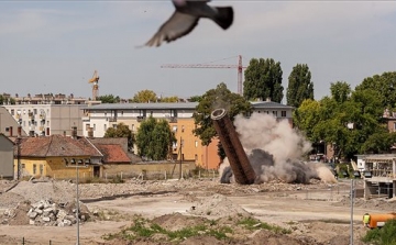 Robbantással bontották le a volt győri olajgyár kéményét