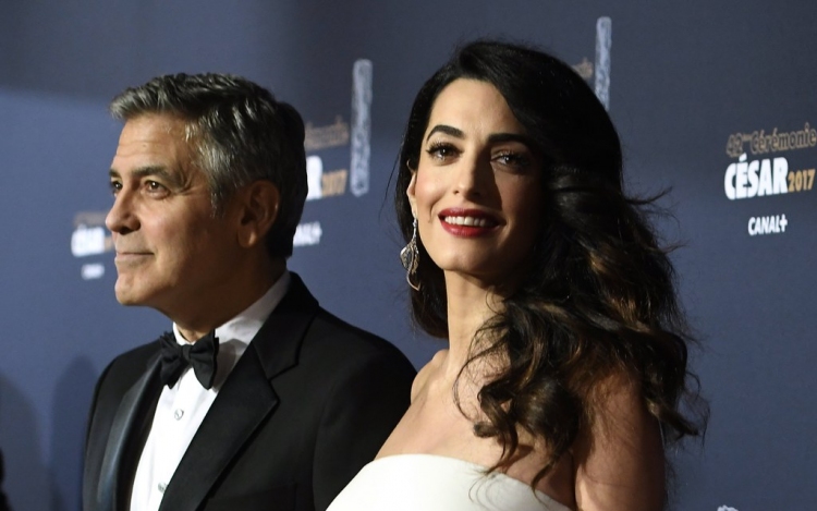 Napokon belül megszülethetnek Amal Clooney ikrei - George már nem meri elhagyni a házat