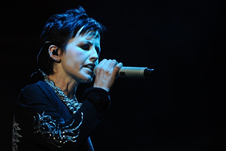 Elhunyt énekesnője hangjával fejezi be új albumát a Cranberries 