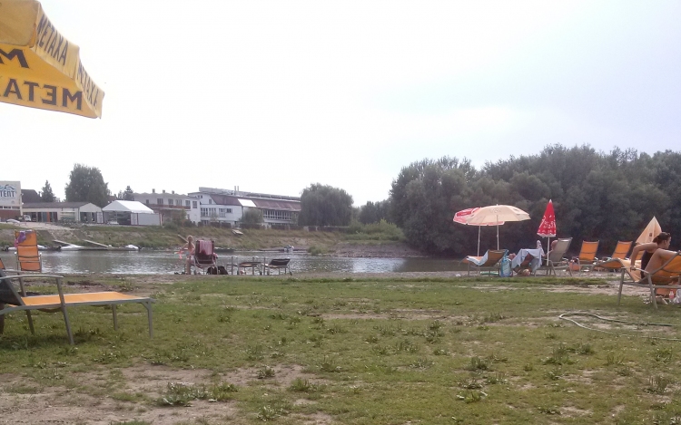 Nem lehet fürdeni Győr legnépszerűbb szabad strandján