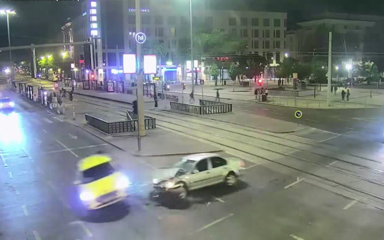 Balesetet okozott egy rendőrök elől menekülő ámokfutó - Videó