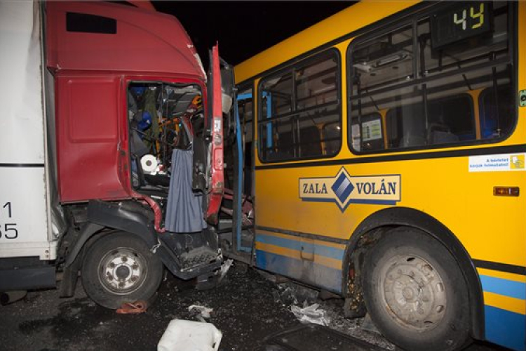 Busz és teherautó karambolózott Zalaegerszegen