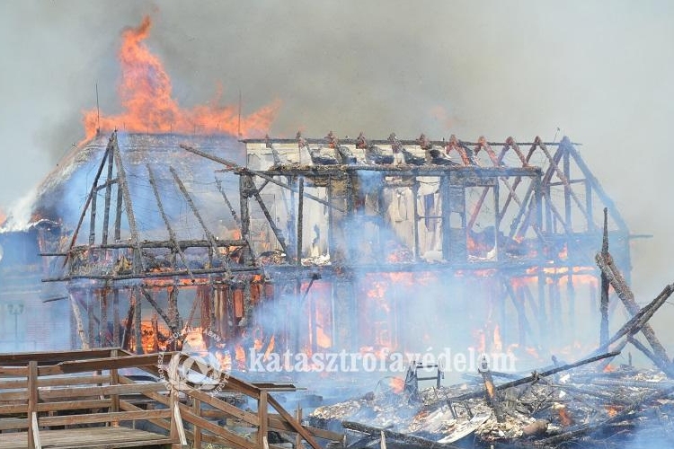 Hatalmas tűz pusztított a Fertő tónál 