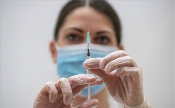 Kezdődik a négy legnagyobb idősotthonban is a védőoltás beadása