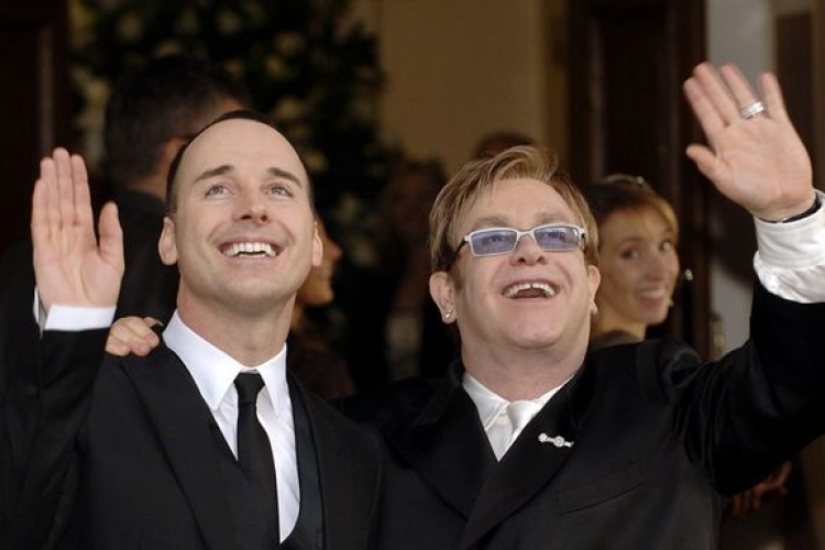 Összeházasodott Sir Elton John és férfi élettársa
