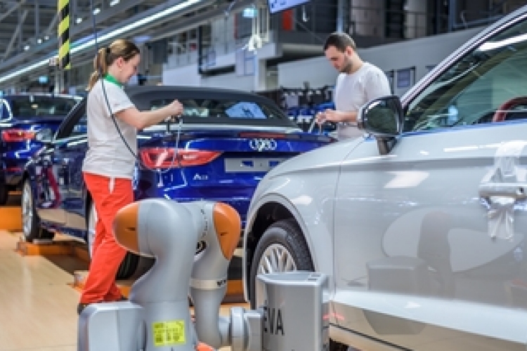 Ádám és Éva az Audi Hungaria járműgyártásában