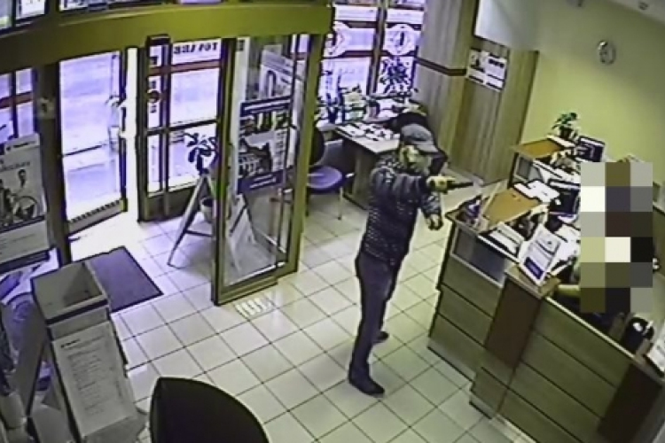 Így rabolta ki a győri takarékszövetkezetet - Videó