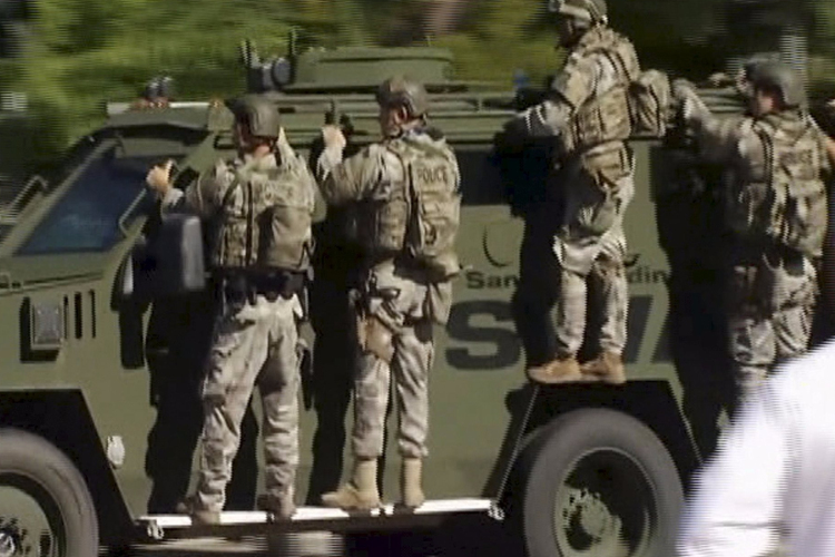 Tűzharc Amerikában: halottak, sok sebesült, lelőtték támadókat