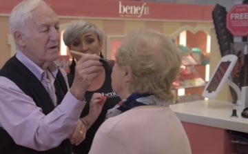 84 évesen tanul egy férfi sminkelni, mert hamarosan megvakul a felesége