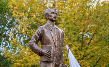 Szobor őrzi Tihanyi Árpád emlékét