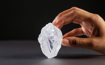 Óriási fehér gyémántot találtak 