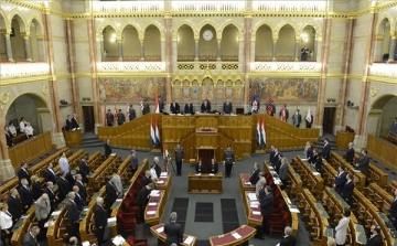 Az alaptörvény hetedik módosításáról szavaz ma a parlament 