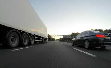 Közlekedők figyelem: részlegesen feloldják a kamionstopot a pünkösdi hétvégén