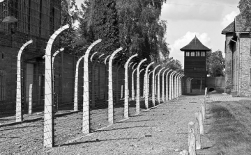 Téglát loptak Auschwitzból