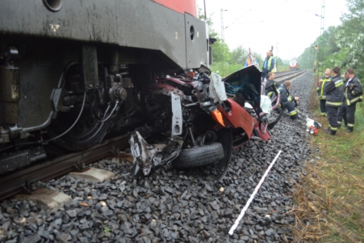 Elképesztő! Síneken hagyta autóját Ikrénynél 