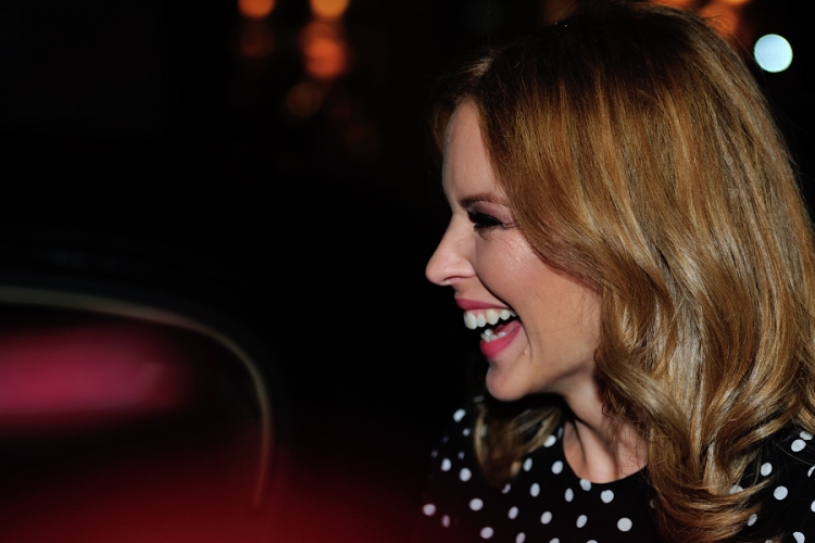 Meglepetés: Kylie Minogue ezzel a színésszel lendül túl jegyessége felbontásán