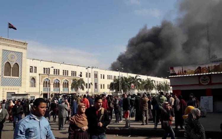 Hatalmas robbanás, tűz a kairói vasútállomáson, legalább 10 ember meghalt